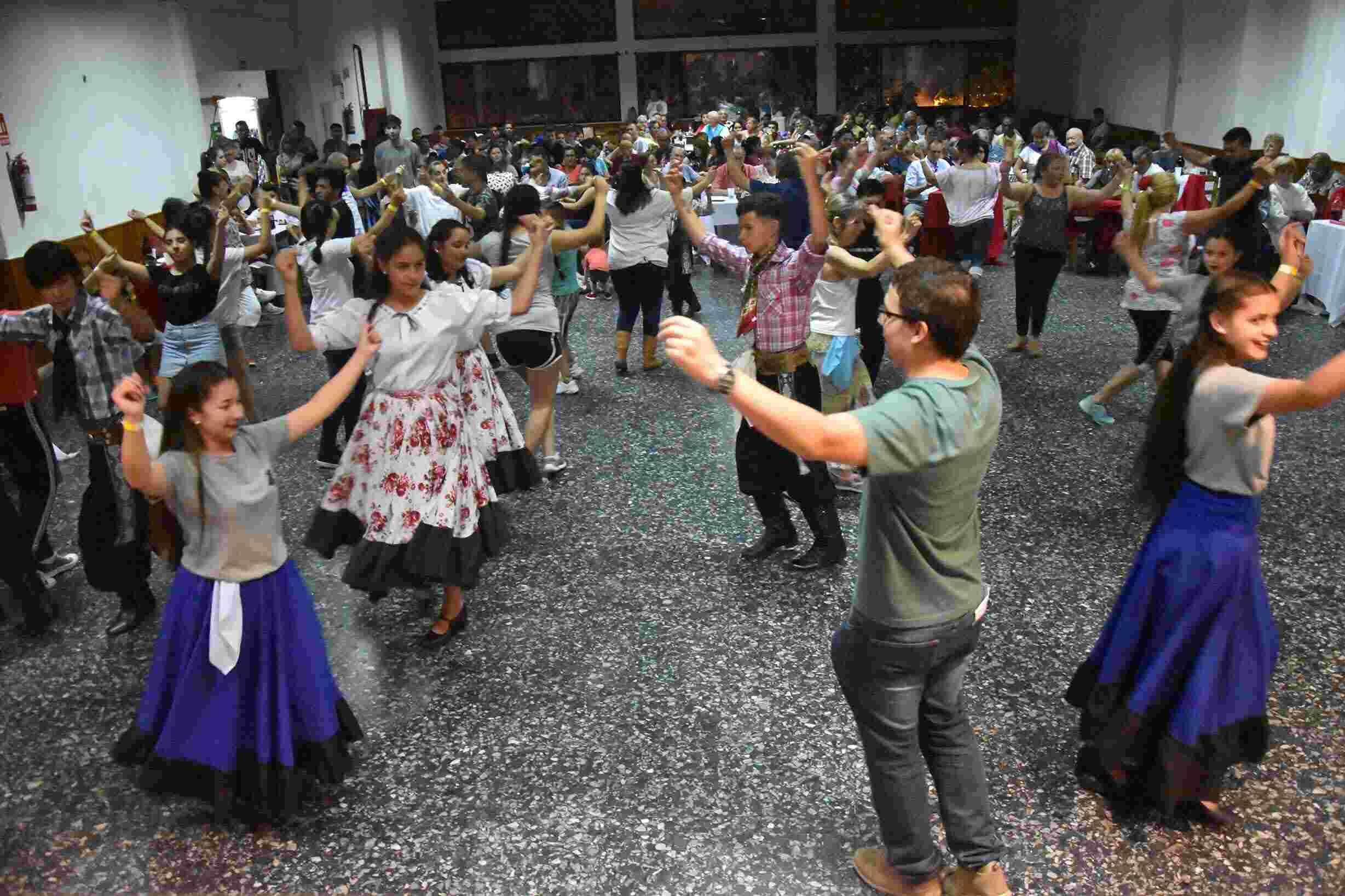 A nadie le importa si no bailas bien, sólo levántate y baila.