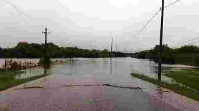camino cortado lluvia