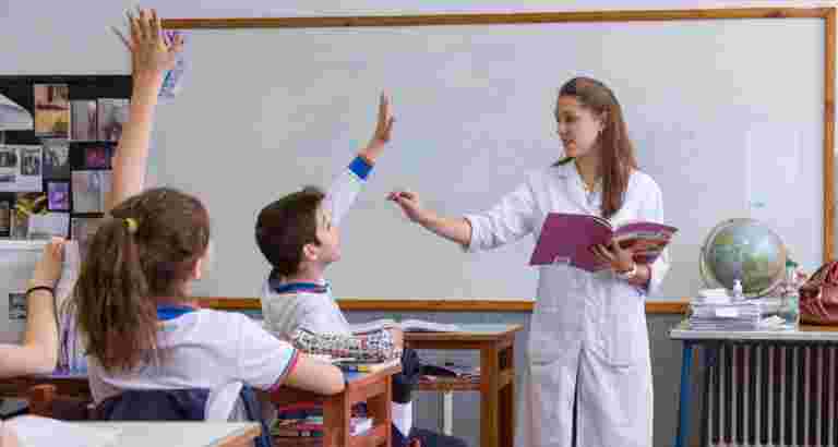 MAESTRO-DE-EDUCACIÓN-PRIMARIA-768x410